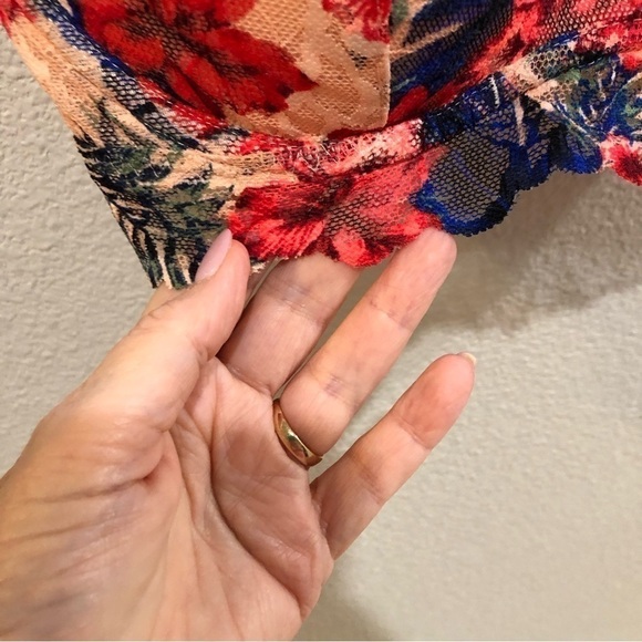 𝅺pink Victoria’s Secret lace and mesh floral print underwire bralette.  Size S - Picture 4 of 7